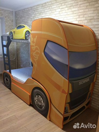 Детская двухъярусная кровать в виде фуры