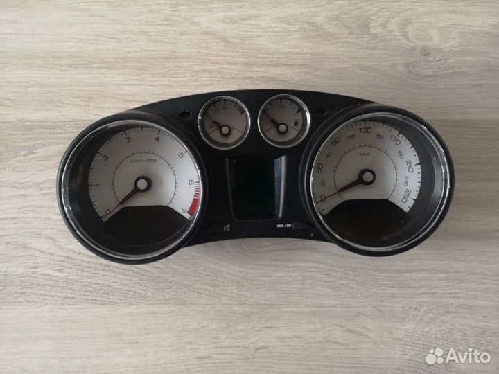 Щиток приборов Peugeot 308