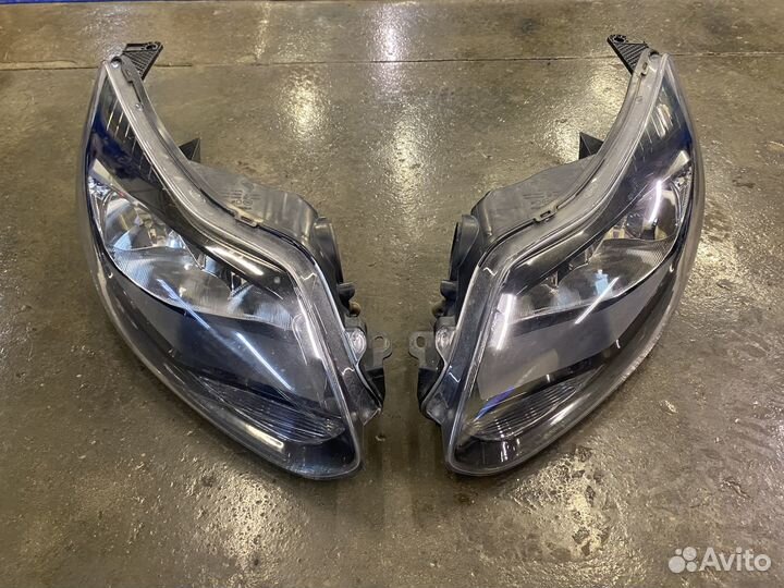 Передние фары Ford Focus 3-б/у