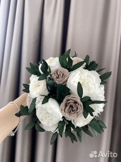 Композиция в кашпо из стабилизированных роз