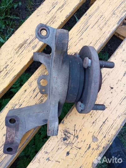 Передний правый поворотный кулак