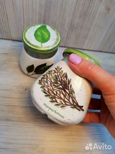 Небольшие баночки для сыпучих продуктов, специй