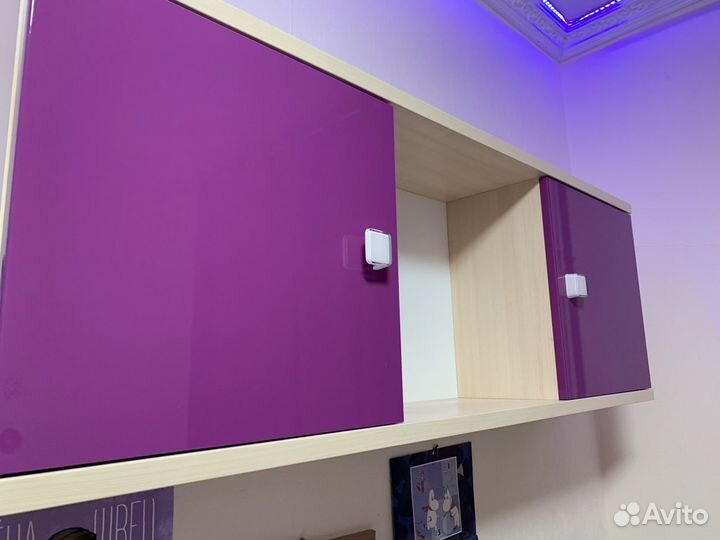 Письменный стол с настенным шкафом