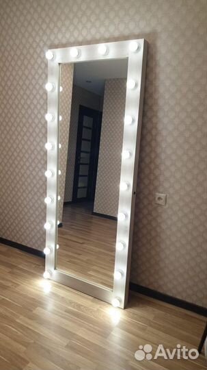 Гримерное зеркало с лампочками