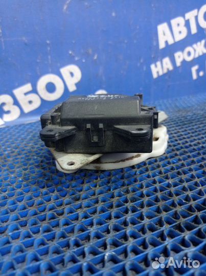 Моторчик заслонок отопителя Toyota Avensis седан