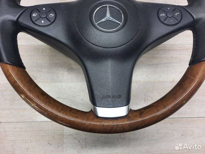 Трехспицевый руль с деревом Mercedes