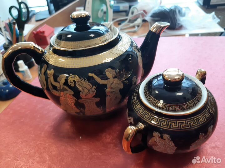 Заварочный чайник и сахарница