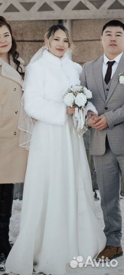 Свадебное платье, фата и зимняя шубка