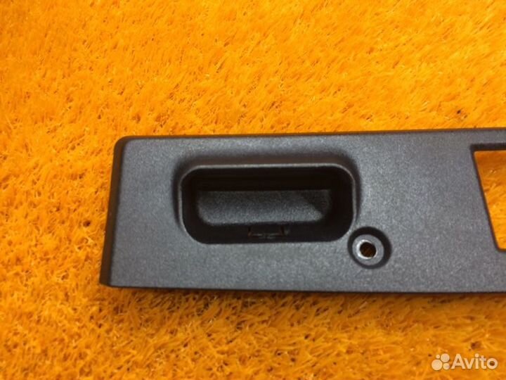 Накладка замка багажника Mercedes-Benz C-Class