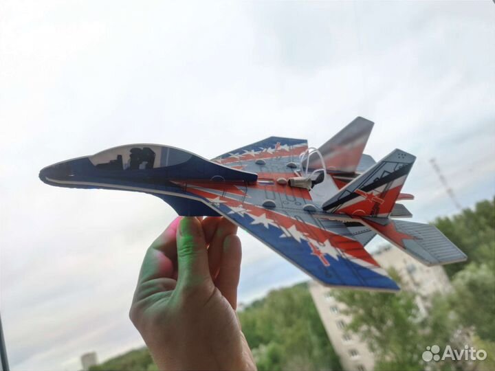 Самолет модель SU27 летающий с мотором пропеллером