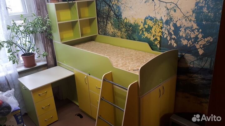 Детский уголок с кроватью и столом