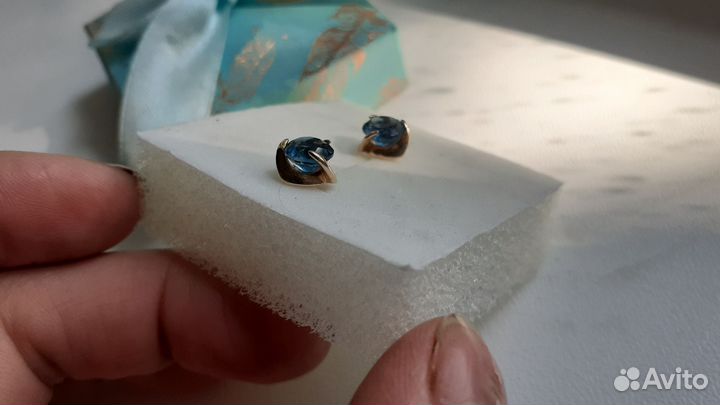 Золотые серьги с лондон топазом