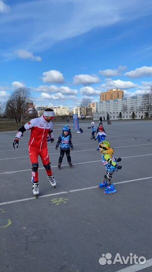 Инструктор тренер по роликам, спорт в парке