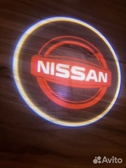 Лазерная проекция логотипа под двери авто