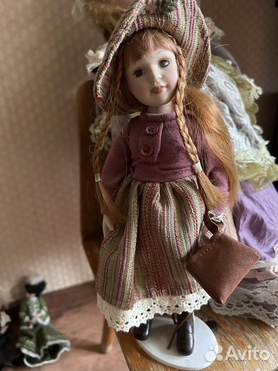Кукла фарфоровая