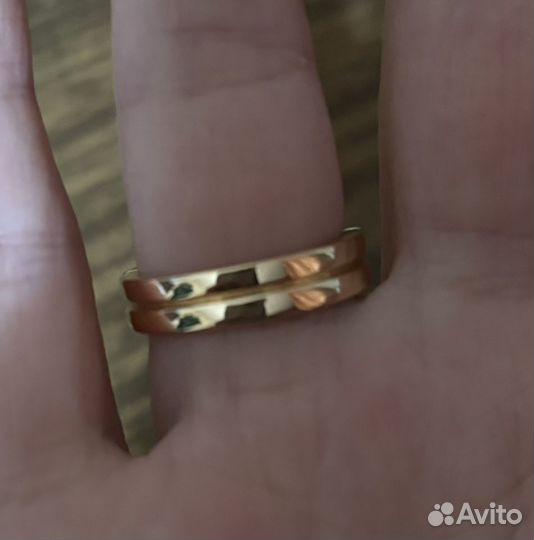 Продам новое золотое кольцо с бриллиантами