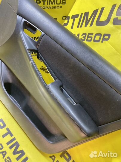 Обшивка передней правой двери Toyota Corolla E120