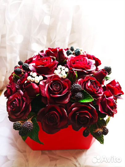 Шикарная корзина роз из холодного фарфора