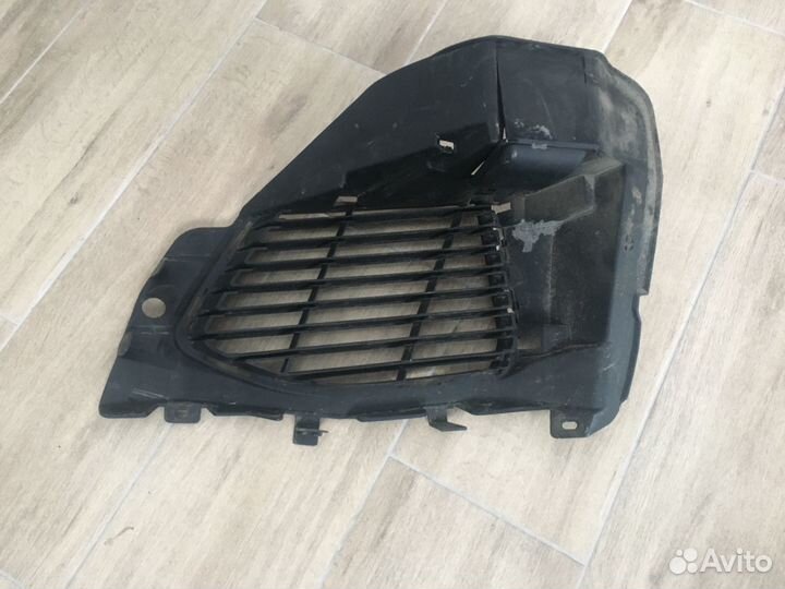 Решетка переднего бампера правая Peugeot 3008 2