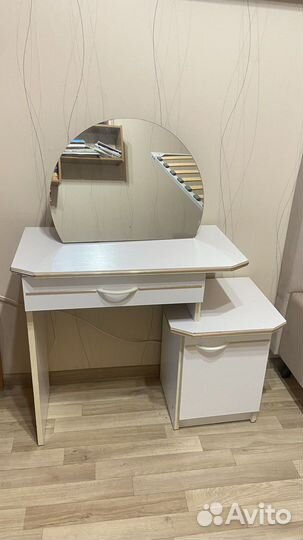 Туалетный столик с зеркалом