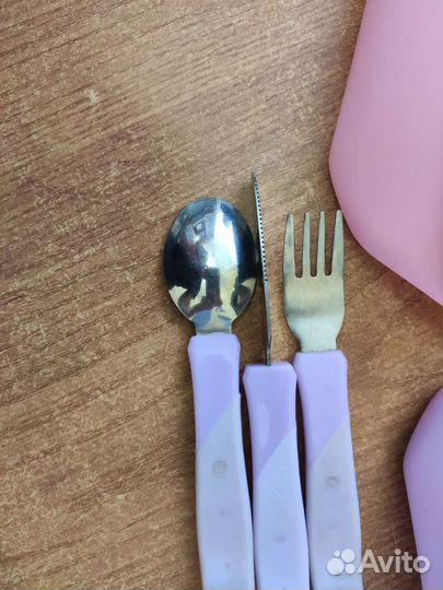 Бутылки, нагрудники, столовые приборы