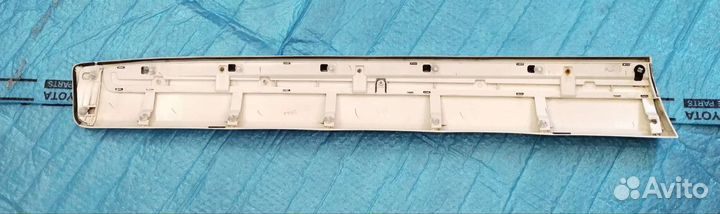 Молдинг передней R двери Lc 200 белый жемчуг идеал