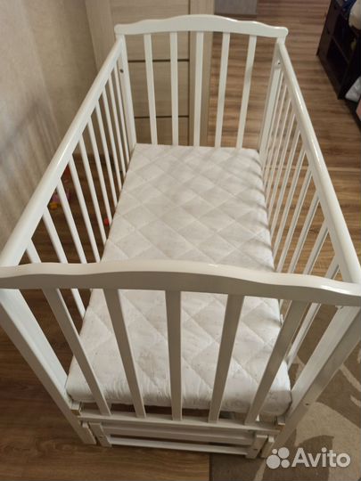 Детская кровать с маятником