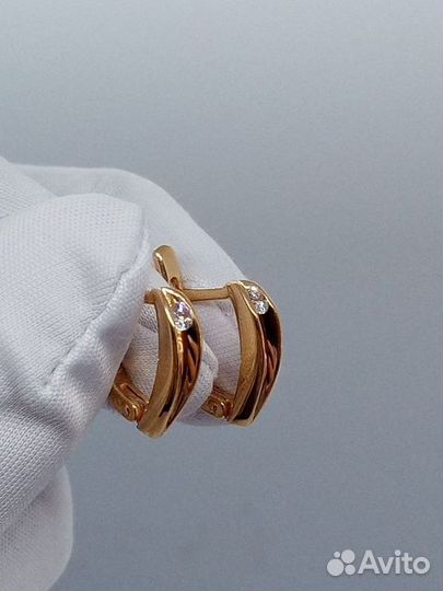 Золотые серьги с камнем
