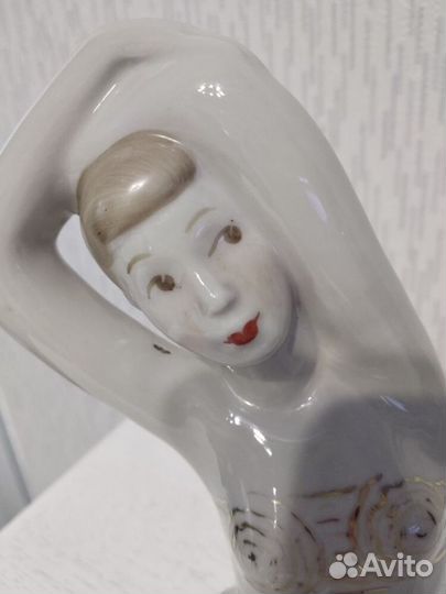 Статуэтка фарфор пляжница купальщица городница