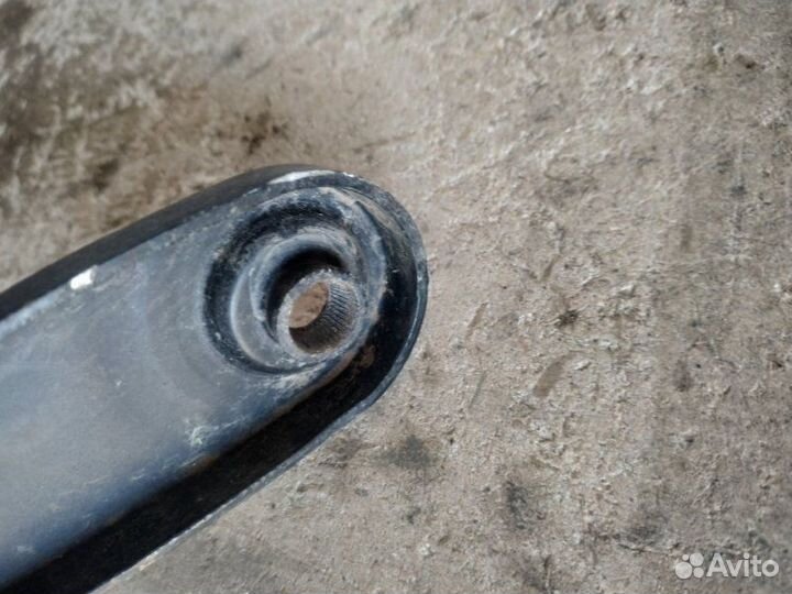 Поводок стеклоочистителя правый Volvo S40