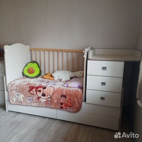 Детская кроватка с маятником