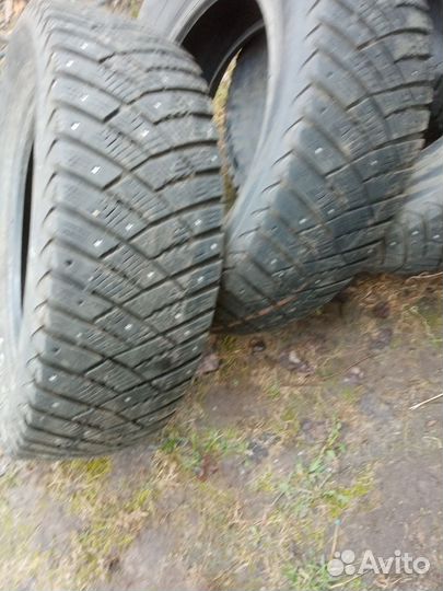 Goodyear UltraGrip 215/65 R16 98