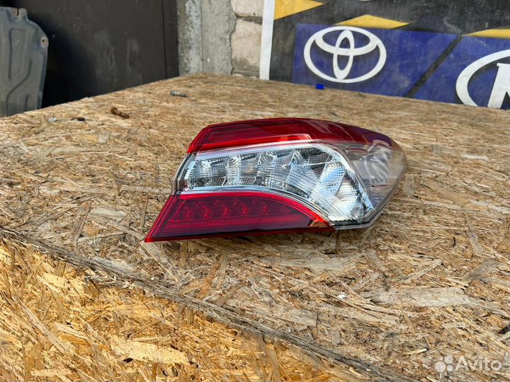 Задний левый фонарь Toyota camry v70