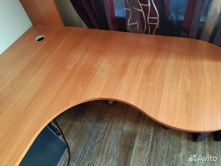 Угловой Компьютерный стол в отличном состоянии