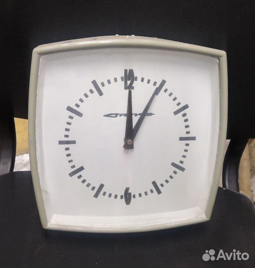 Часы вторичные