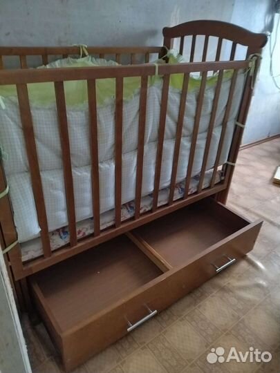 Детская кроватка с маятником