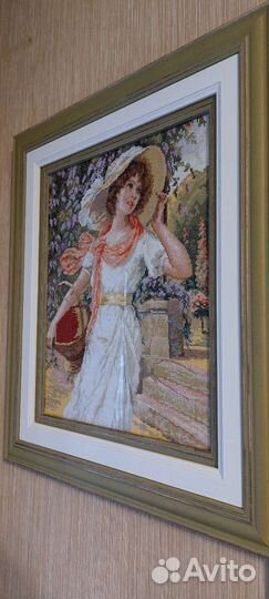 Девушка с корзиной