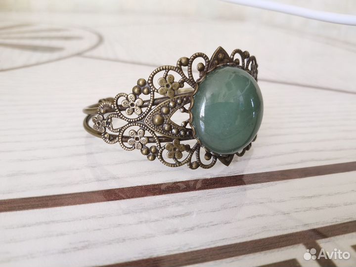 Браслет с зеленым камнем