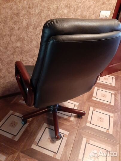 Офисное кожаное кресло