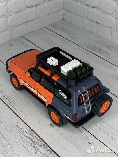 Toyota land cruiser 80 1/24