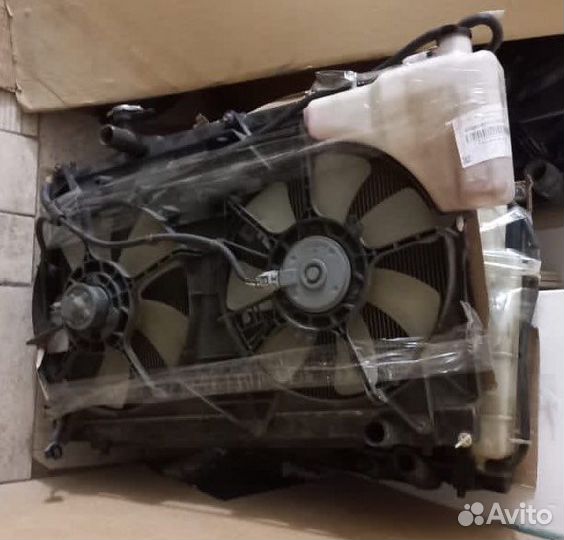 Радиатор с Тойота Voxy, ZRR70, Ноах, Ипсум