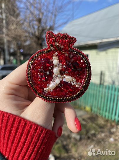 Брошь ручной работы из бисера