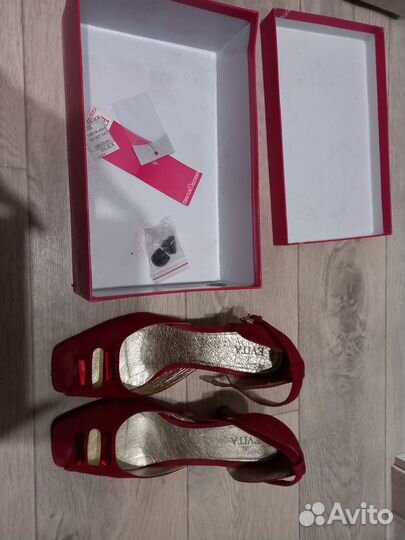 Босоножки разные