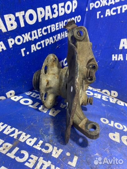 Передний левый поворотный кулак Mercedes-Benz W203