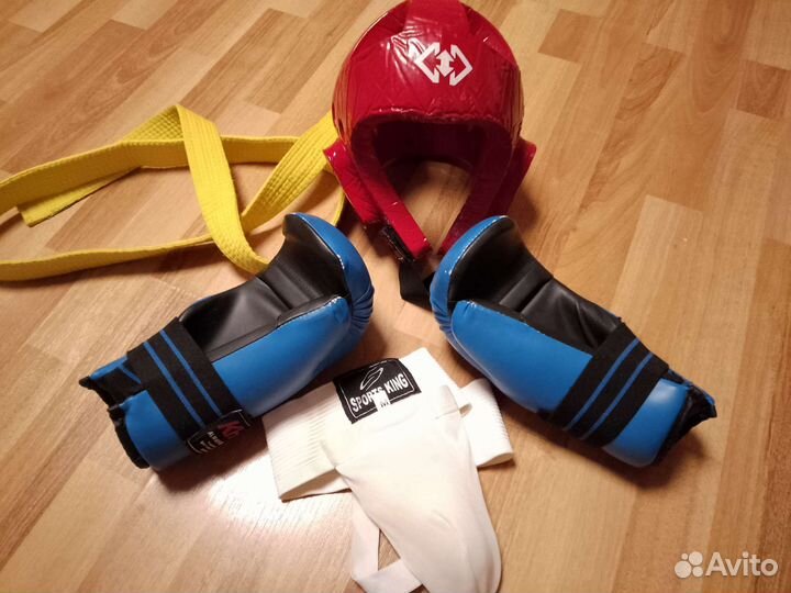 Перчатки и шлем
