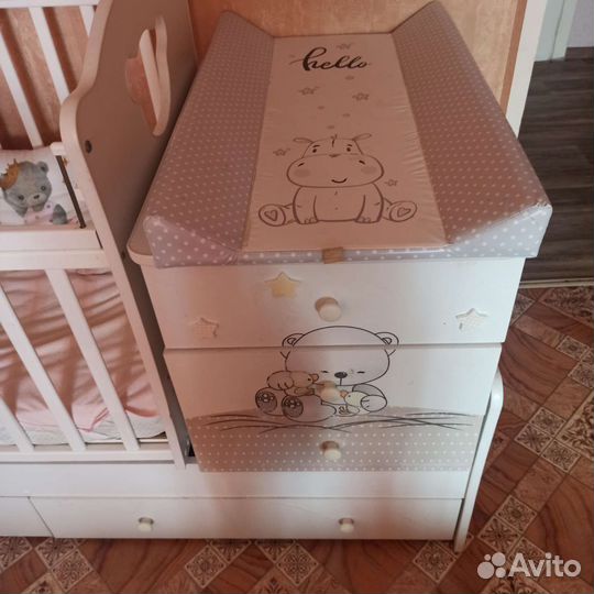 Детская кровать с маятником и комодом