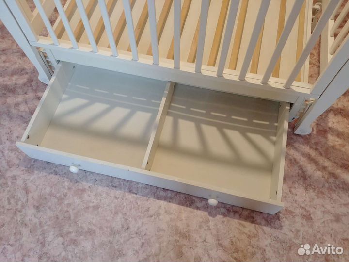 Детская кроватка с маятником
