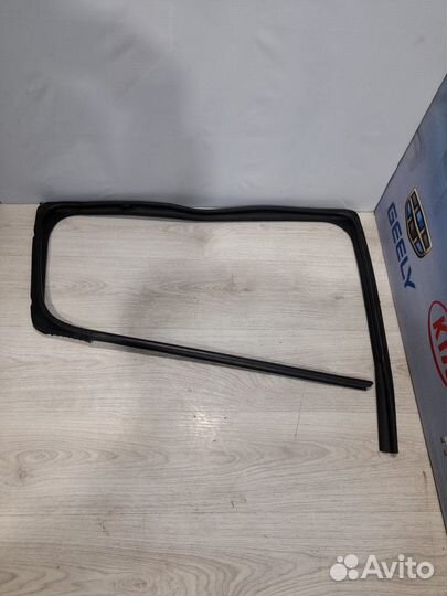 Уплотнитель зад проема стекла двери Renault sander