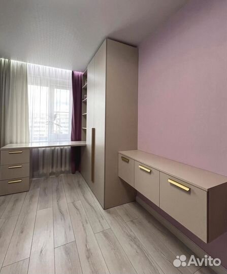 Рабочая зона школьника со шкафом