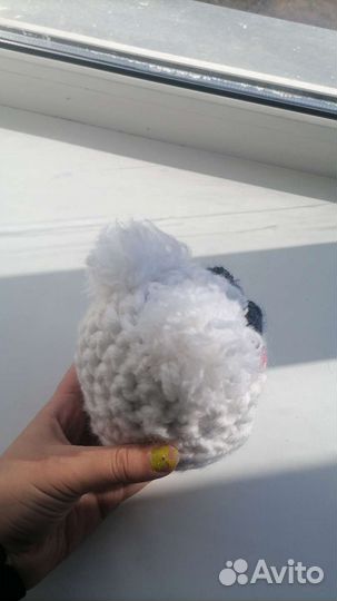 Плюшевая вязаная игрушка шарик с мордашкой белый